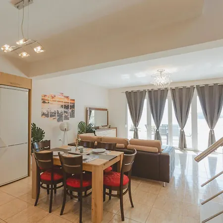 Dimado Villa *